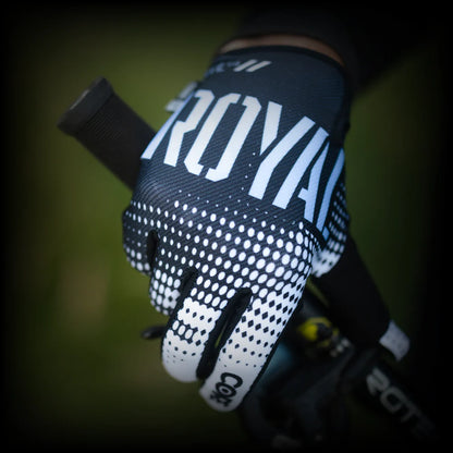 25-RR-DOT-FADE-BLK-WHT-2-101024.webp
