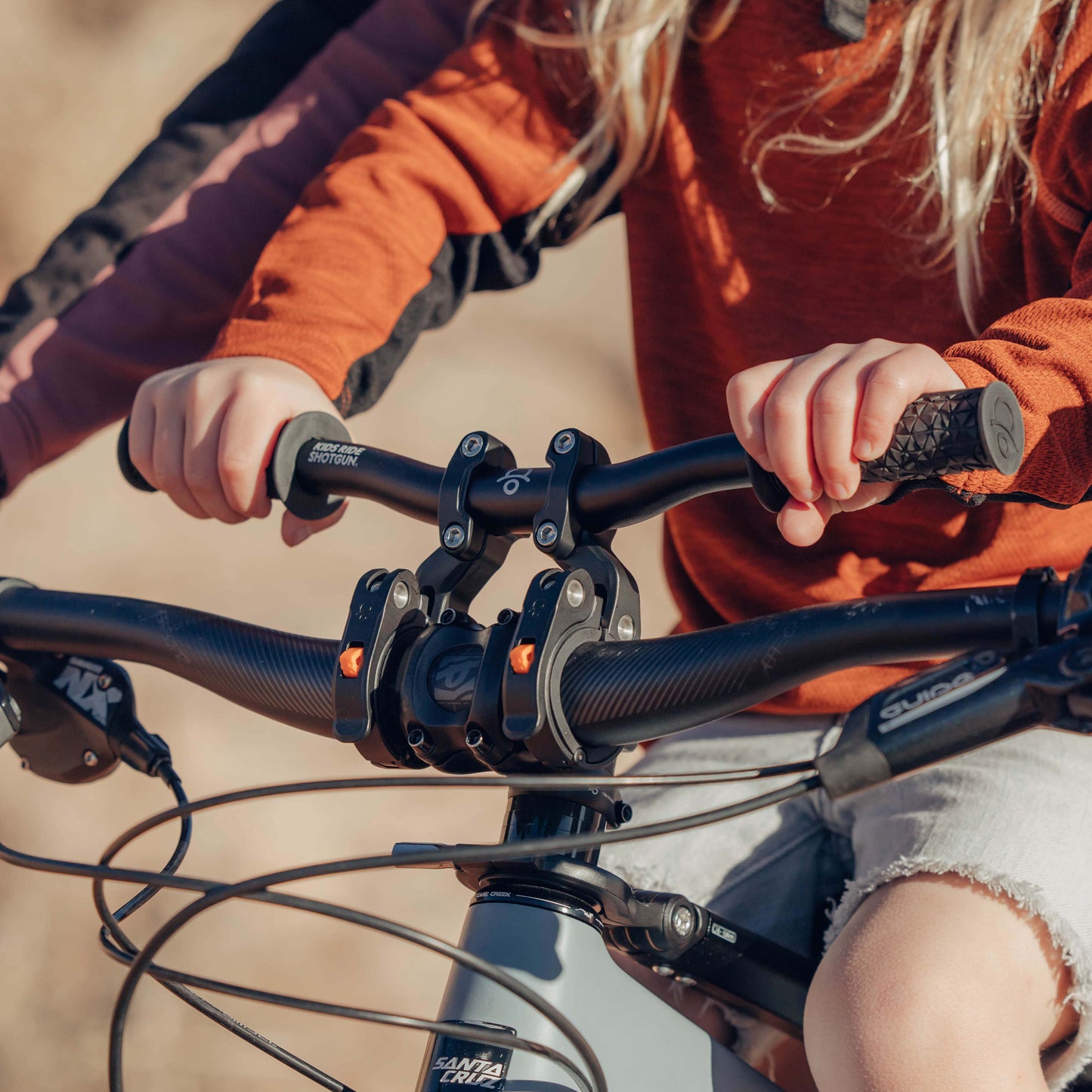 KidsRideShotgun_ShotgunProHandlebars_Lifestyle1.jpg?v=1686654351